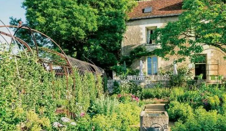definition exemple jardin de cure plantes légumes fleurs médecine et aromatiques maison extérieur