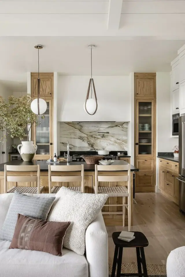exemple interieur style rustique moderne cuisine ouverte avec îlot central bois blanc marbre crédence tabouret clair ouvert sur le salon 