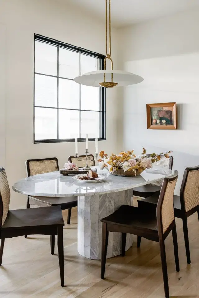 exemple interieur style rustique moderne salle à manger table oblongue ovale en marbre gris avec pied central 6 personnes 