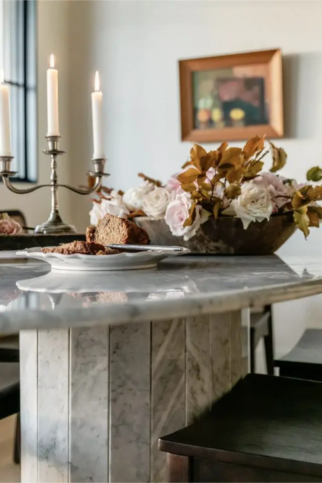 exemple interieur style rustique moderne salle à manger décor de table élégant ancien candélabre en métal coupelle bouquet de fleurs roses anciennes