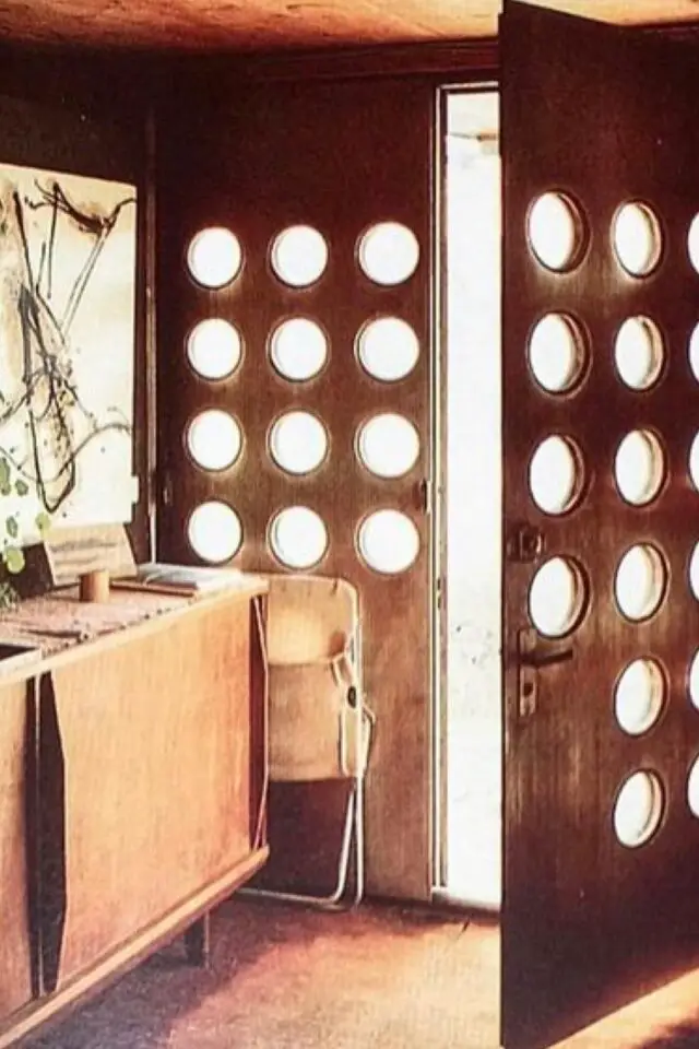 histoire design jean prouvé intérieur maison d'architecte entrée porte en métal ajourée buffet en bois milieu de siècle