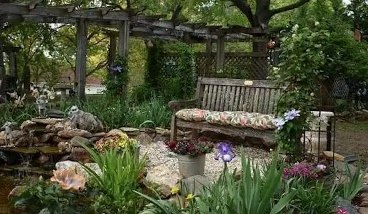 idee deco jardin rustique a copier banc fleurs plantes aménagement en bois espaces convivial inspirations exemples