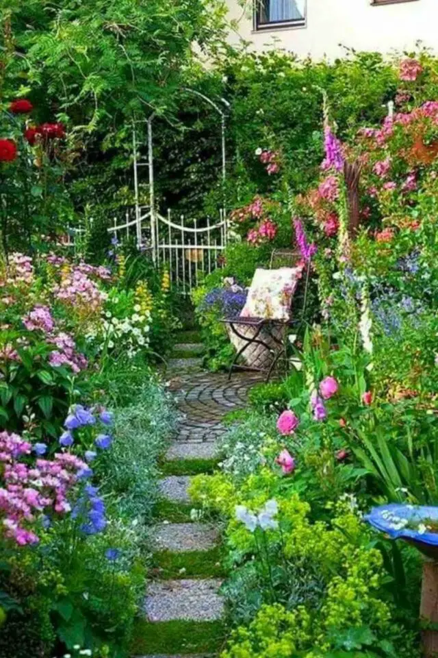 idée décoration jardin rustique campagne clôture métal blanc allée en pavés auto-bloquant massifs de fleurs