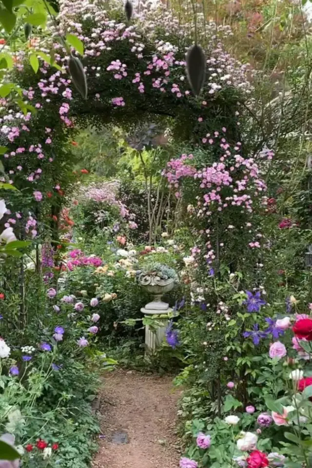 idée décoration jardin rustique campagne arche fleurie poétique rosiers 