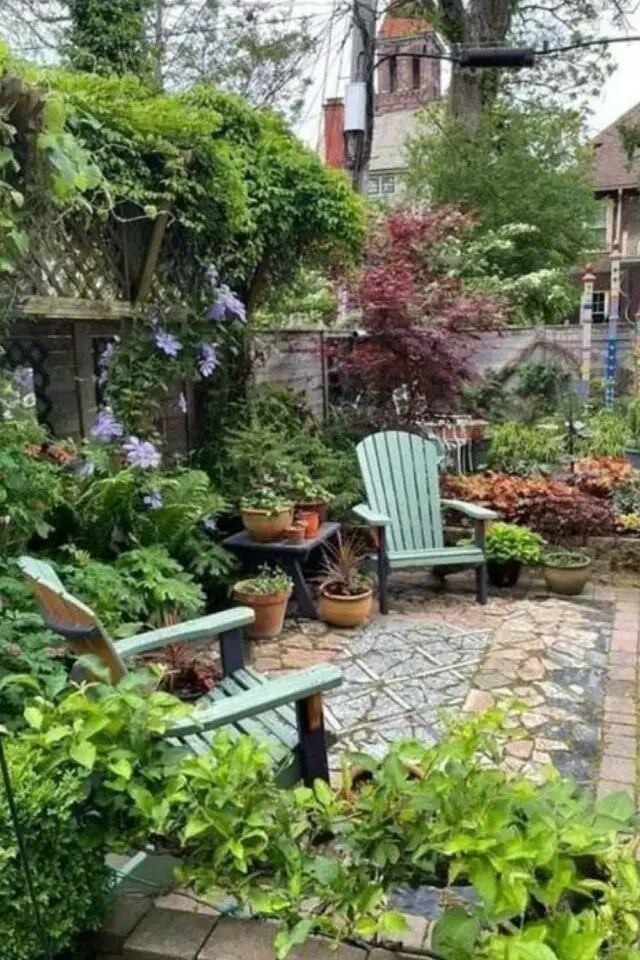 idée décoration jardin rustique campagne terrasse brique et pavés fauteuil extérieur peint en vert sauge 