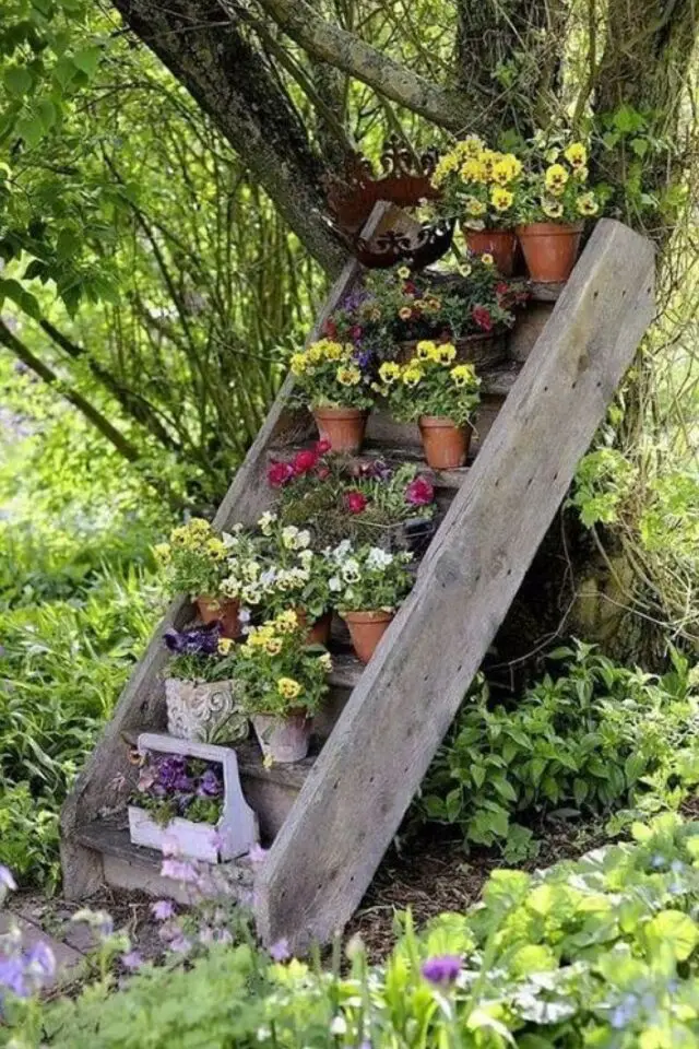 idée décoration jardin rustique campagne adosser un escalier contre un arbre pour y poser des pots de fleurs 