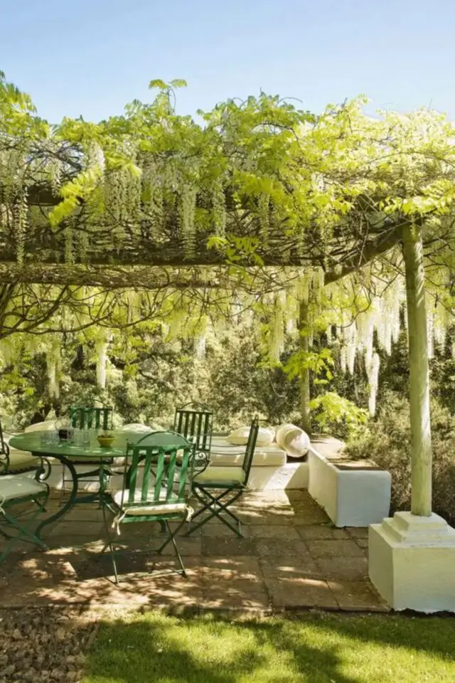 idée décoration jardin rustique campagne pergola verdoyante salon de jardin table et chaise en métal vert banquette 