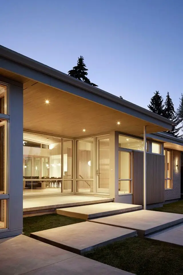 construction maison neuve style annees 50 entrée vue de l'extérieur porche avec spot baies vitrées