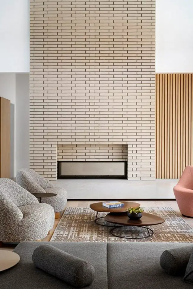 interieur maison neuve style californien annees 50 grande cheminée en briques beige plaquettes de parement espace salon meubles moderne et cosy 