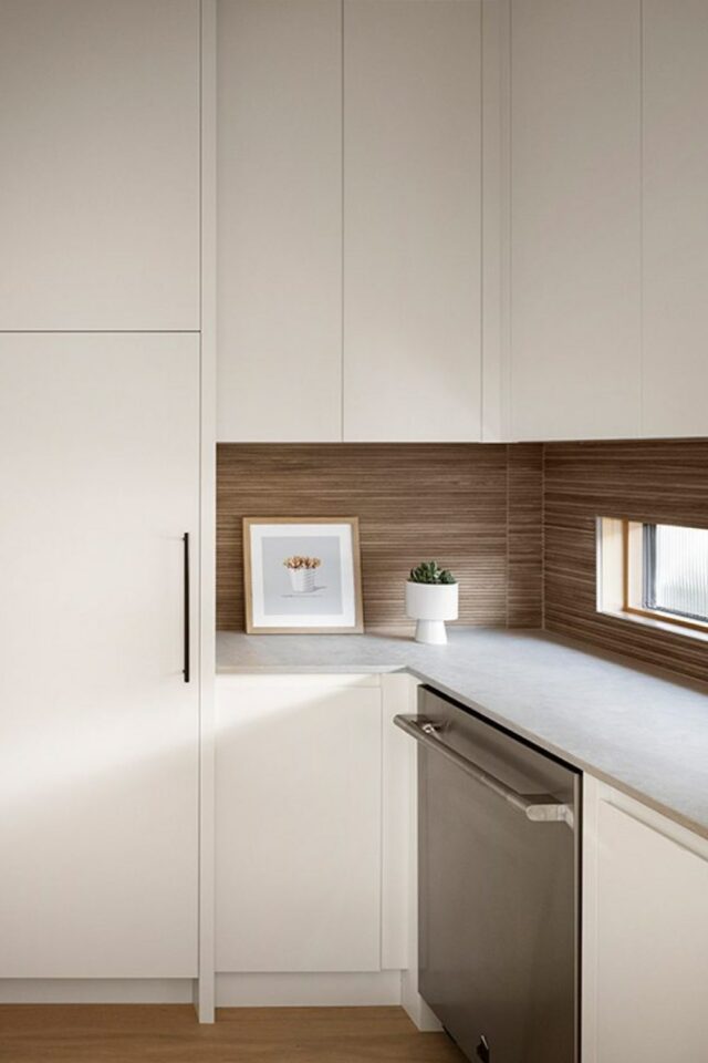 interieur maison neuve style californien annees 50 meuble de cuisine blanc crédence effet bois sombre élégant moderne 