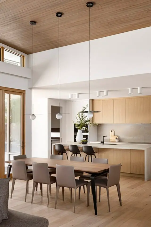interieur maison neuve style californien annees 50 salle à manger pièce ouverte sur la cuisine table en bois sombre couleur neutre suspension design 