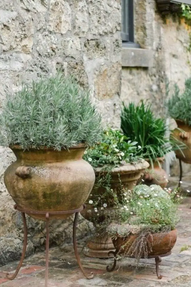jardin rustique de grand-mère jarre et pots en terre cuite sur pied en métal terrasse herbes aromatiques 
