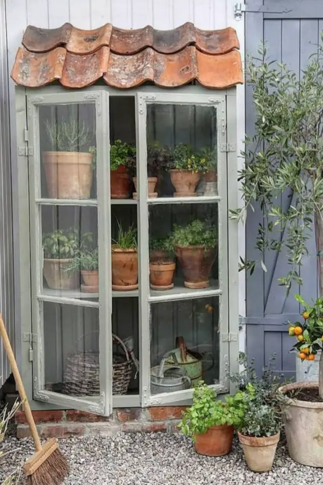 jardin rustique idée déco à copier petite serre faite maison meuble ancien rénové tuile porte vitrée peinture verre sauge douceur pot de fleur en terre cuite