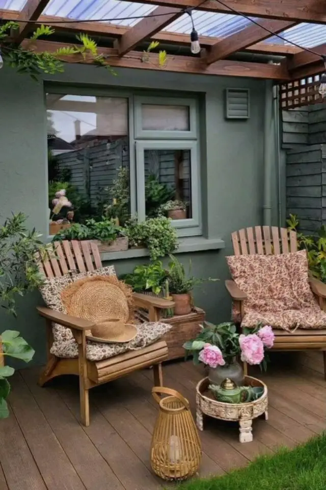 jardin rustique idée déco à copier petite terrasse porche couvert avec pergola fauteuil en bois naturel coussins petite fleurs peinture façade vert kaki 