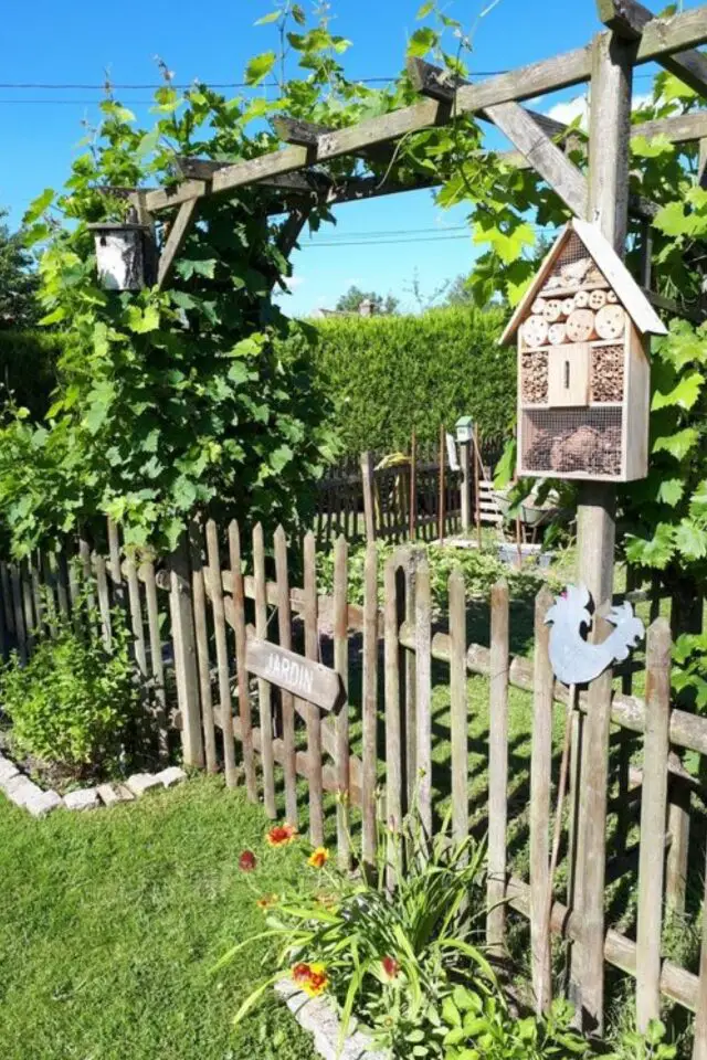 jardin rustique idée déco à copier maison à insectes accroché arche en bois naturel plante grimpante vigne 