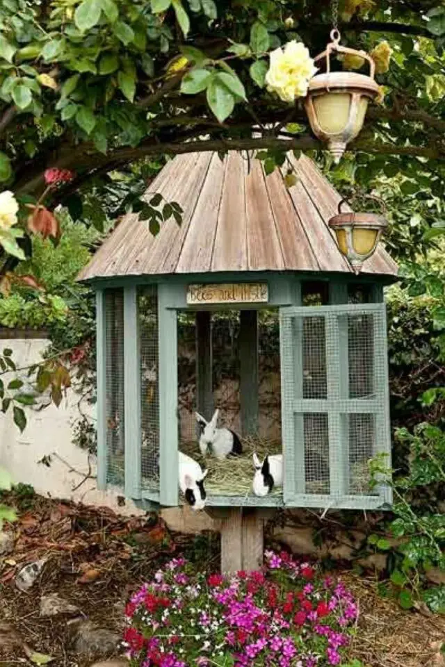 jardin rustique idée déco à copier cage à lapin ronde couleur vert sauge sur-élevée mignon 
