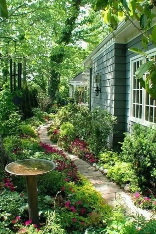jardin rustique idée déco à copier petite allée sur le côté de la maison parterre de fleurs et de plantes petit bassin à eau pour les oiseaux 