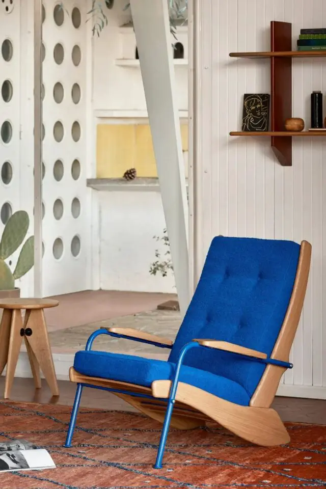 Jean Prouvé fauteuil design modernisme français métal bois couleur bleu électrique 
