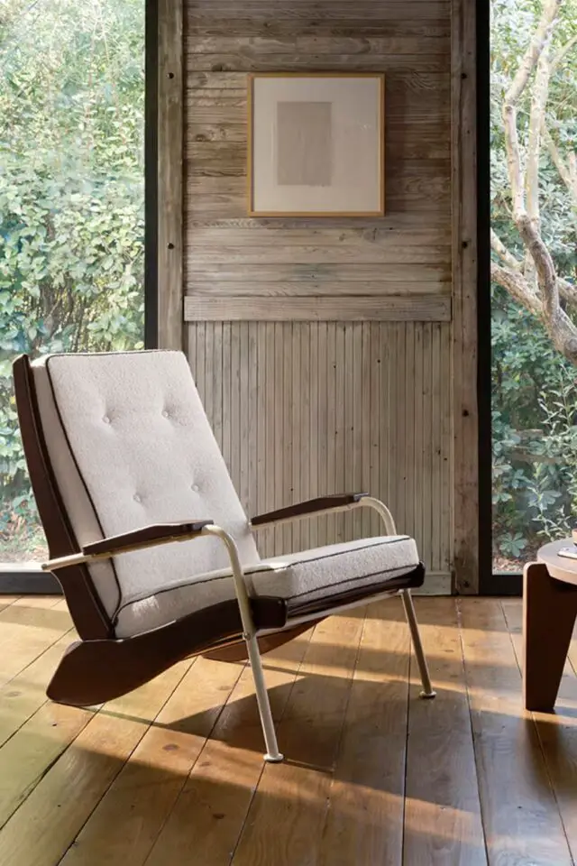 Jean Prouvé fauteuil design métal bois pièce collection modernisme histoire design 