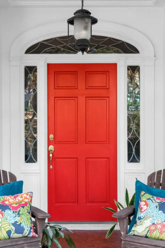 maison couleur motif devanture façade porte d'entrée repeinte en rouge contraste avec blanc de la façade