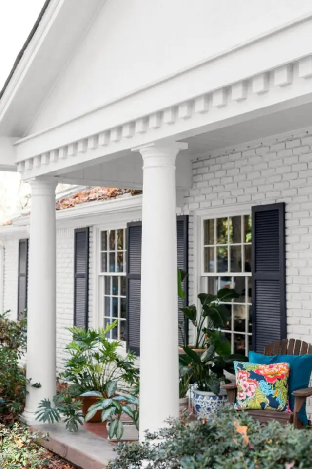 maison couleur motif devanture porche avec colonnes blanches élégantes volets peints en bleu marine