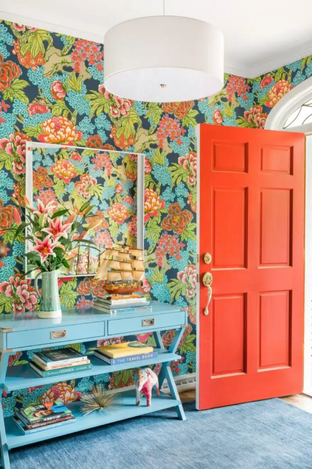 maison couleur motif visite déco intérieur entrée papier peint floral multicolore porte rouge console bleu clair tapis luminaire suspension blanc