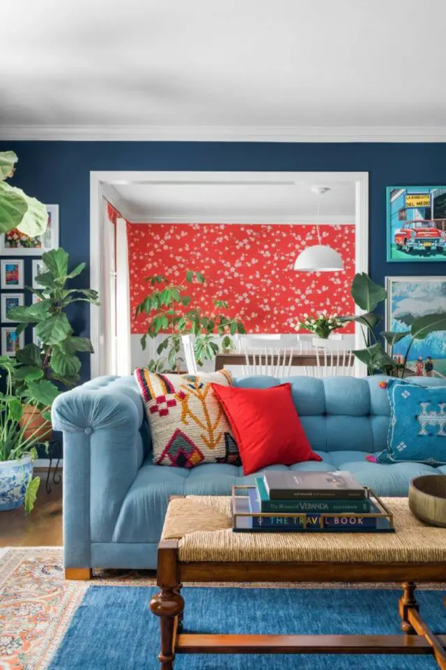 maison couleur motif visite déco intérieur salon séjour canapé bleu ciel mur bleu marine touche de rouge coussin rappel couleur salle à manger à l'arrière