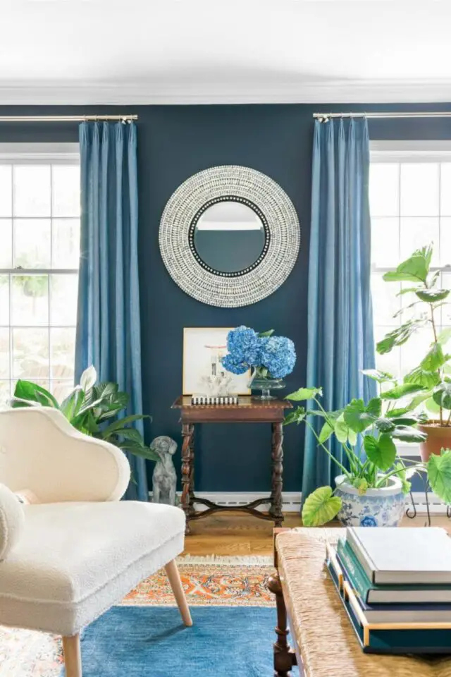 maison couleur motif visite déco intérieur salon séjour peinture mur bleue miroir entre deux fenêtre rideaux bleus clair élégant 