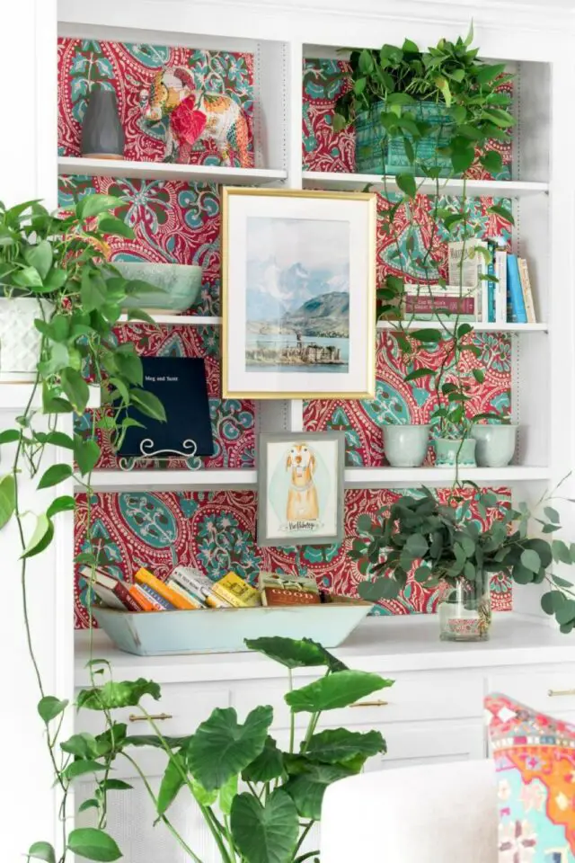maison couleur motif visite déco intérieur rénovation bureau papier peint floral et coloré rouge arrière étagères effet motif discret 