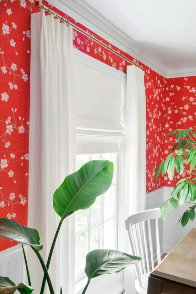 maison couleur motif visite déco intérieur salle à manger rouge et blanche papier peint Sakura rideaux blancs