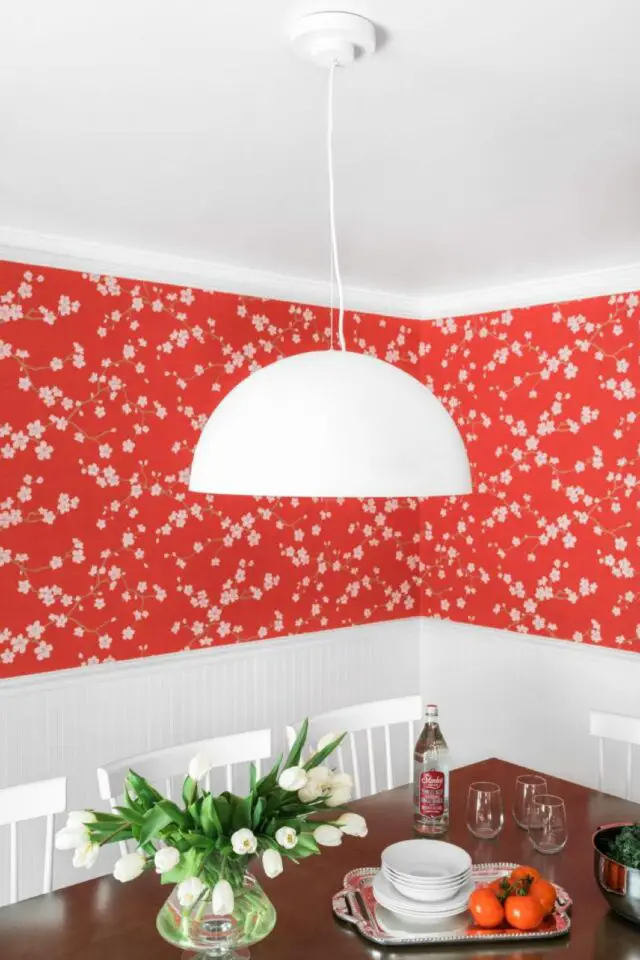 maison couleur motif visite déco intérieur salle à manger papier peint et lambris blanc en soubassement moderne et joyeux