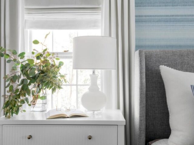 maison couleur motif visite déco intérieur chambre parentale détails décoratifs simple lampe de chevet blanche sur table de nuit blanche 