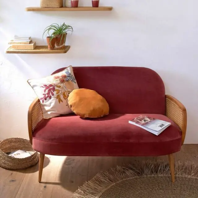 meuble couleur moderne la redoute Canapé velours et cannage framboise