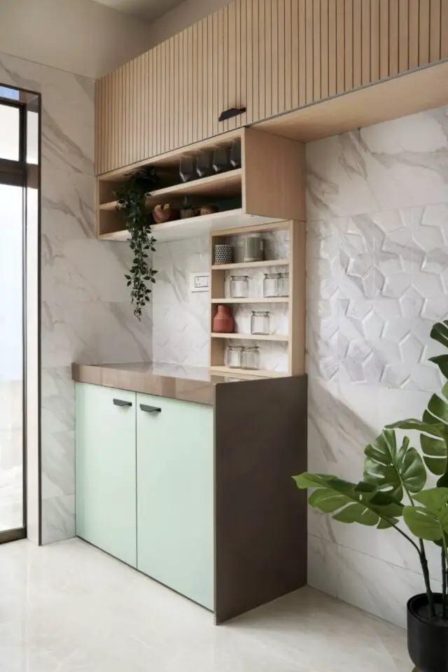 appartement T2 moderne et malin cuisine actuelle verte et bois avec marbre et crédence texturé étagères pratique 