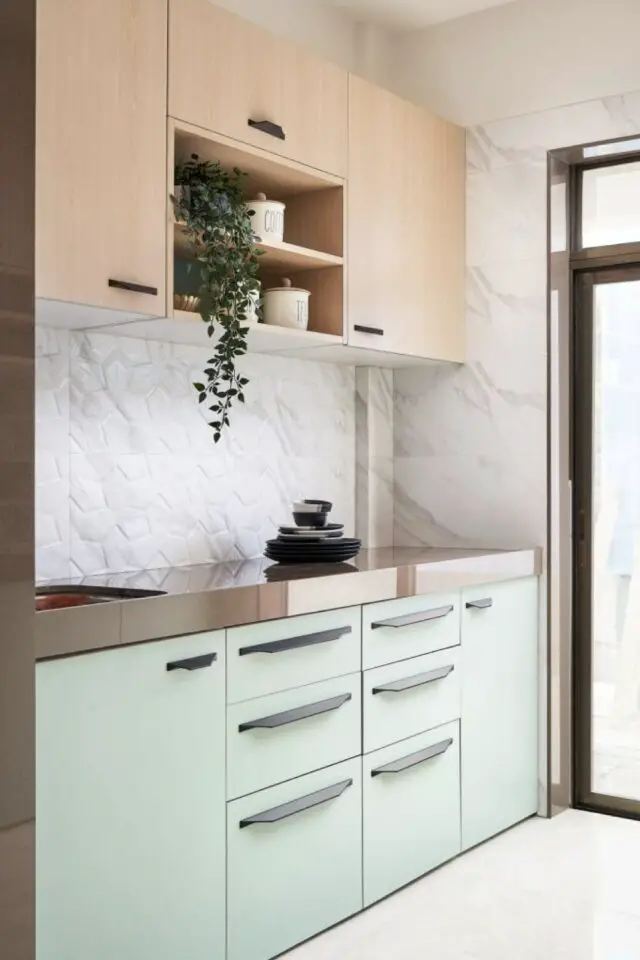 appartement T2 moderne et malin petite cuisine meuble bas vert pastel contemporain élément mural en bois clair crédence carrelage texturé 
