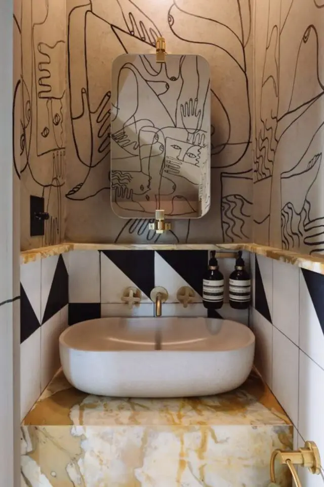 deco wc moderne photo chic et élégant lave main ovale blanc soubassement carrelage graphique noir et blanc liseré en marbre papier peint line-art miroir 