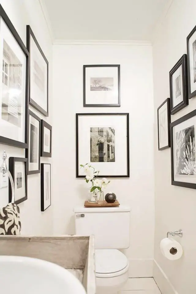 deco wc moderne photo encadrées en noir et blanc décoration murale personnelle souvenir voyage petit espace lumineux et chic 