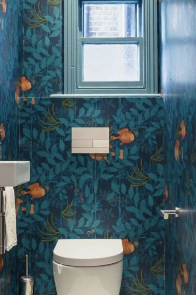 deco wc moderne photo fenêtre opacifiée intimité papier peint bleu nuit avec poisson boiseries peintes bleu ciel 