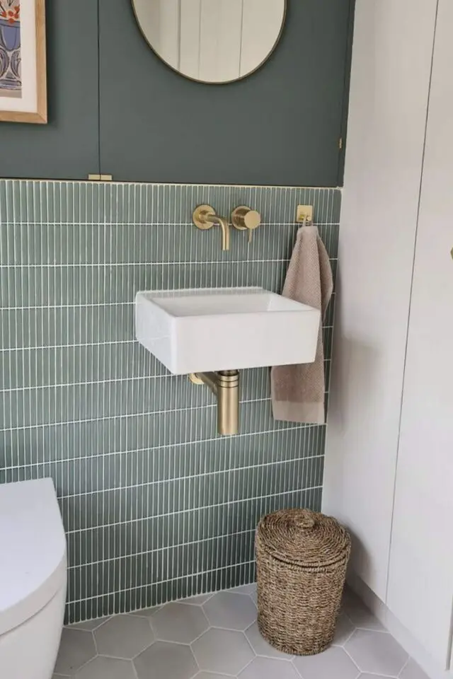 deco wc moderne photo lave-main blanc robinetterie mlaiton chic soubassement carrelage peinture mat tonalités vert sauge 