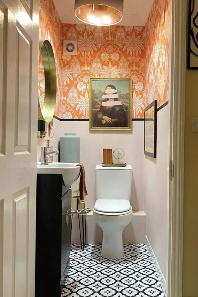 deco wc moderne photo décor original toilettes papier peint orange peinture soubassement blanc liseré noir tableau joconde détourné 