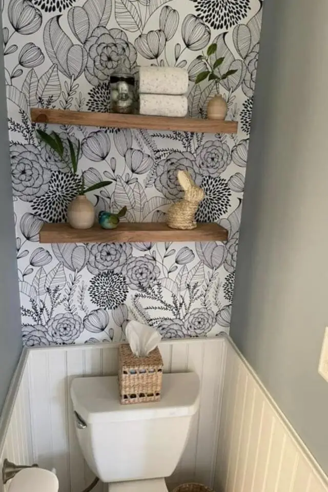 deco wc moderne photo décoration murale toilettes papier peint noir et blanc peinture vert sauge étagères en bois avec objets décoratifs nature