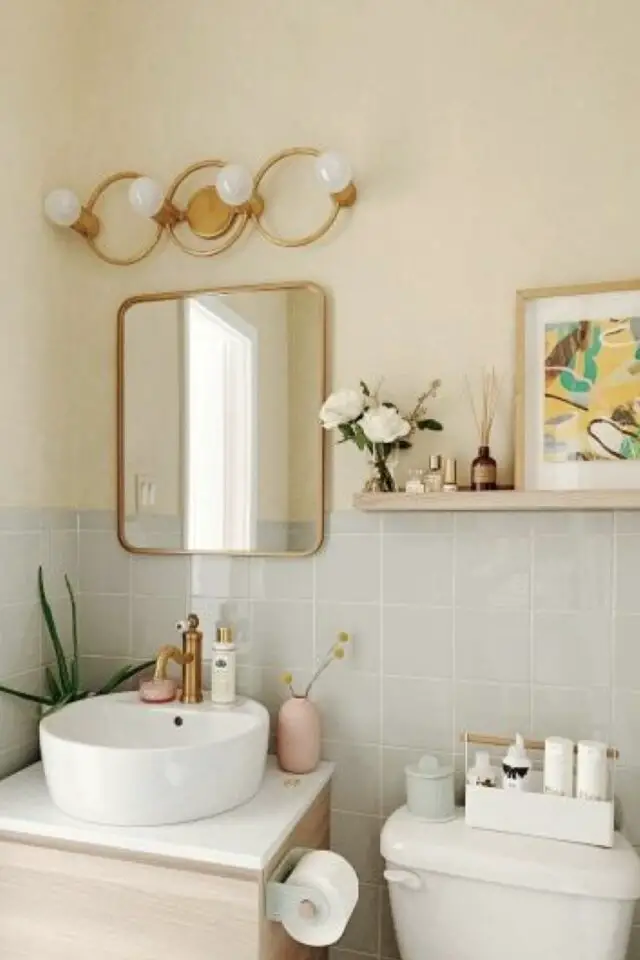 deco wc moderne photo couleur claire pour agrandir les toilettes écru et vert céladon laiton chic et simple