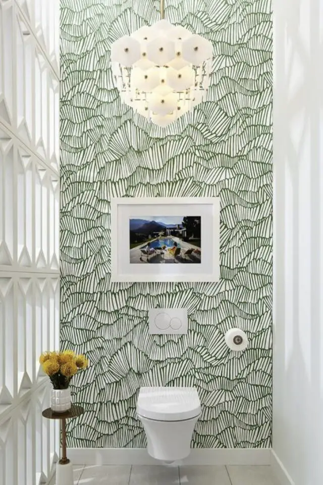 relooker les toilettes idees suspension élégante grande hauteur sous plafond papier peint mur accent vert motif et fond blanc claustra 