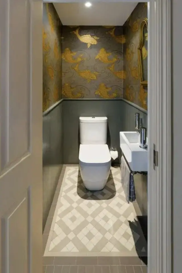 relooker les toilettes idees style chic et moderne soubassement gris papier peint carpe koi or miroir ancien carrelage sol losange 