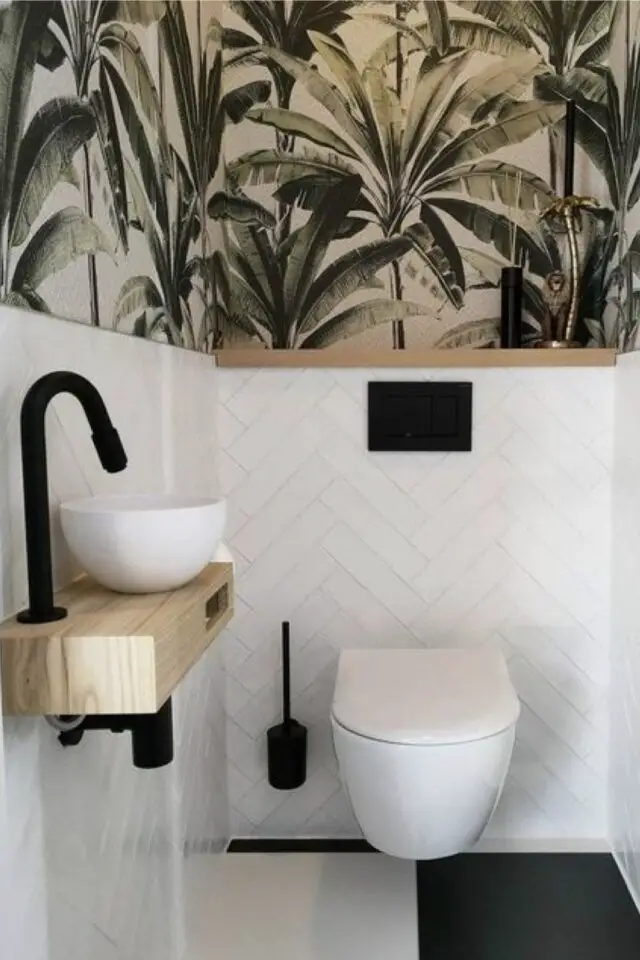 relooker les toilettes idees WC stule nature moderne soubassement carrelage métro blanc papier peint tropical lave main bois blanc et noir chic 