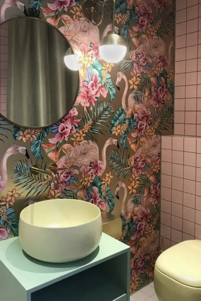 relooker les toilettes idees habiller les murs des WC avec du papier peint original motif fleurs tropicales et flamands roses sanitaires design vert 