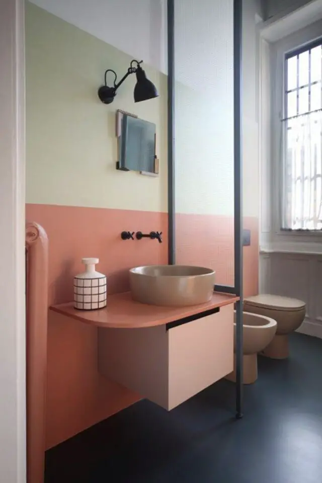 relooker les toilettes idees couleurs tendances terracotta et vert sauge clair peinture mur cloison vitrée opacifiée 