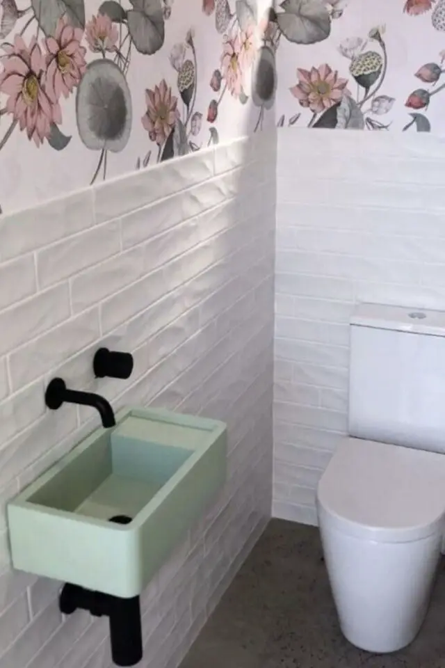 relooker les toilettes idees avec carrelage soubassement et papier peint blanc motif floral rose et vert lumineux 