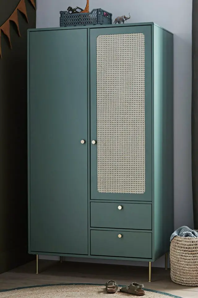 Armoire enfant vert et cannage chambre neutre Armoire enfant vert et cannage chambre neutre