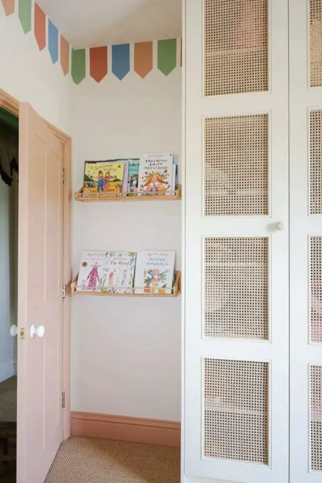 armoire deco chambre enfant portes blanche et cannage petite bibliothèque murale porte peinte en rose cendré armoire deco chambre enfant portes blanche et cannage petite bibliothèque murale porte peinte en rose cendré